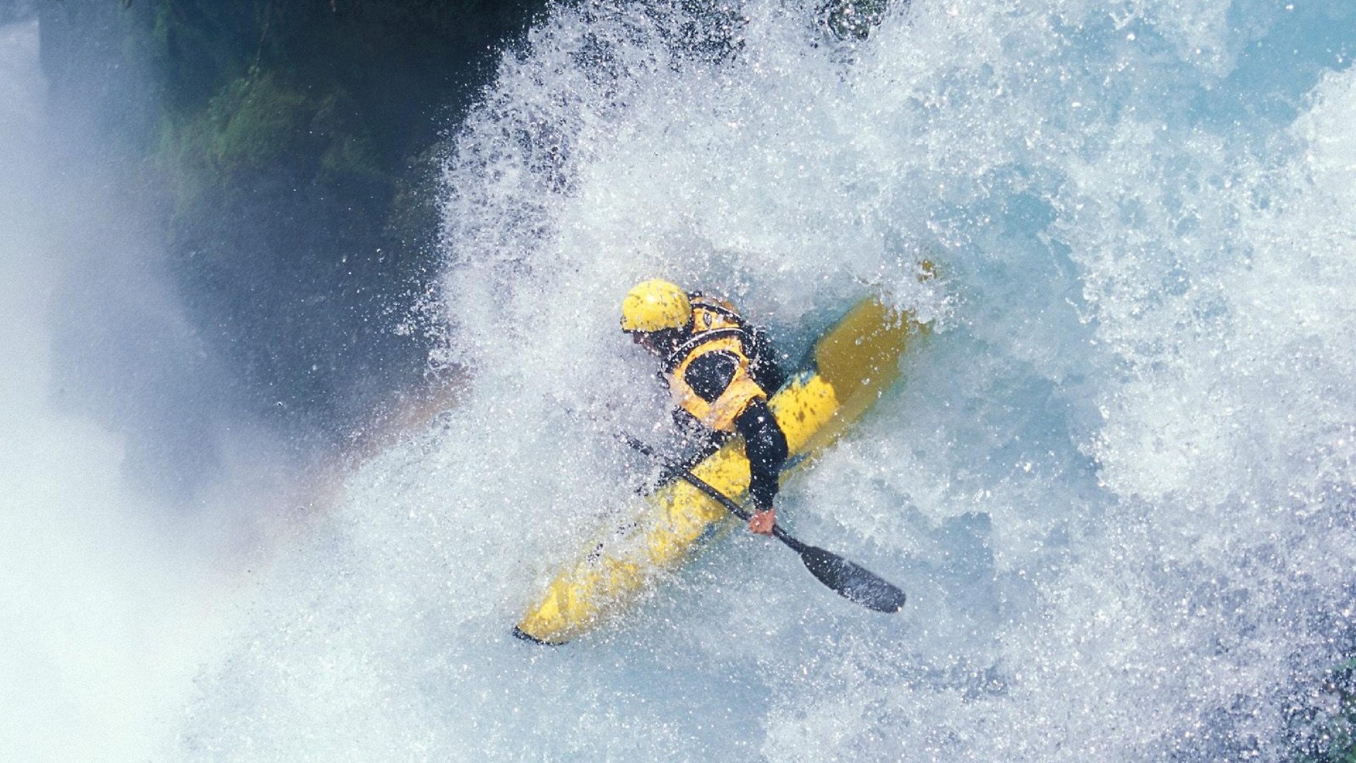 足球赛场焦点！中国队对阵西班牙队，防守反击奏效，球队笑到最后